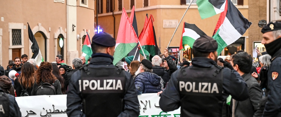 “Ehi il manganello dov’è?”. Figli di poliziotti bullizzati hanno paura di tornare a scuola