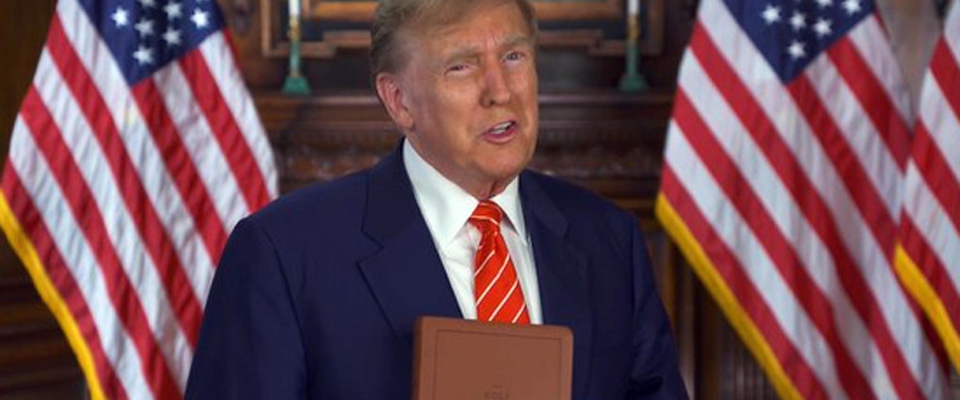 Donald Trump mette in vendita copie griffate della Bibbia con la scritta “God bless the Usa”. E’ polemica