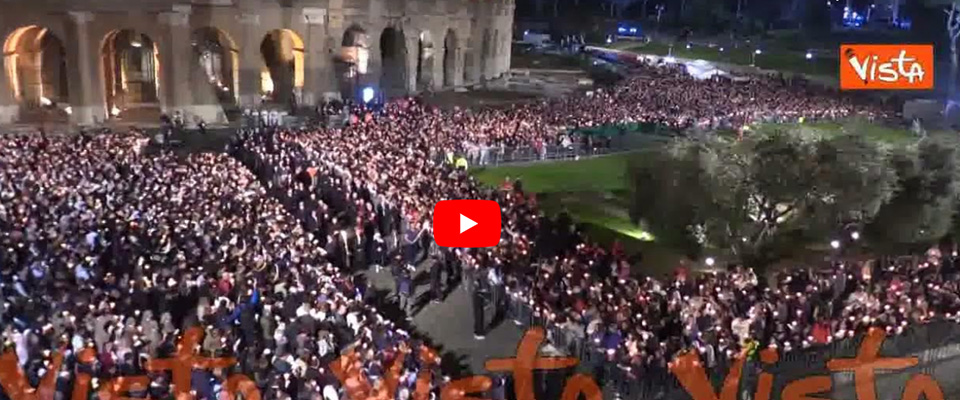 Bergoglio salta la Via Crucis e dalla folla qualcuno urla: “Viva il Papa che non c’è!” (video)