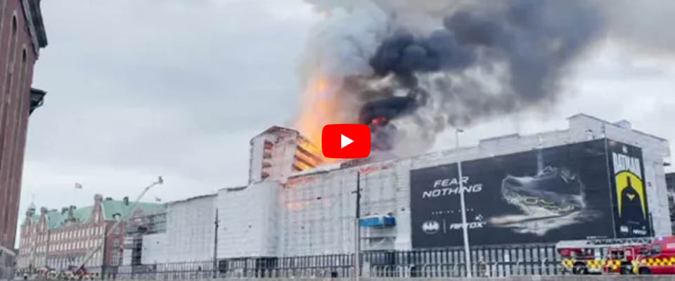 A Copenaghen la Borsa brucia come Notre Dame a Parigi: crolla la guglia (video)