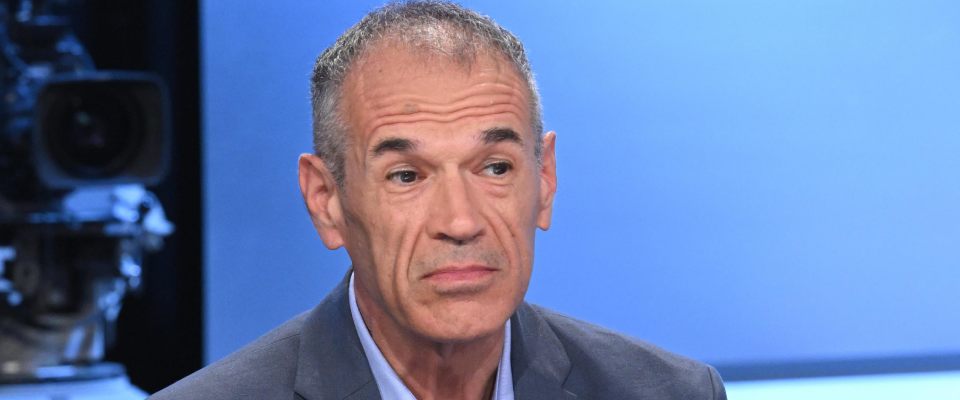 “Chiamatemi dottore”: Cottarelli attacca “Giorgia”, ma scivola sull’ortografia. L’ironia di Crosetto