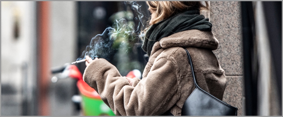 Bionde in tasca e metro in mano, a Torino divieto di fumo all’aperto: niente sigarette a meno di 5 metri da qualcuno