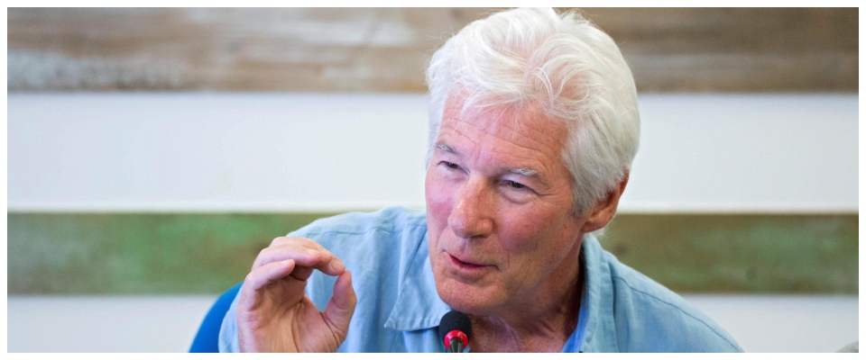 Migranti, Richard Gere continua a demonizzare “la cattolica Italia”. Ridicola ossessione