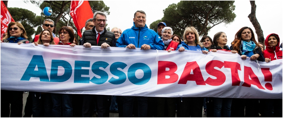 Cgil e Uil in piazza. Solita arringa di Landini che urla al regime: “Vogliono toglierci il diritto a manifestare”