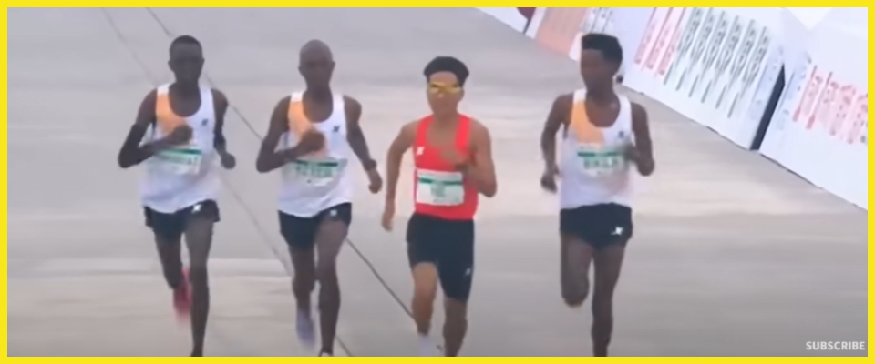 Maratona di Pechino truccata: ecco come i tre atleti africani fanno vincere il cinese (video)