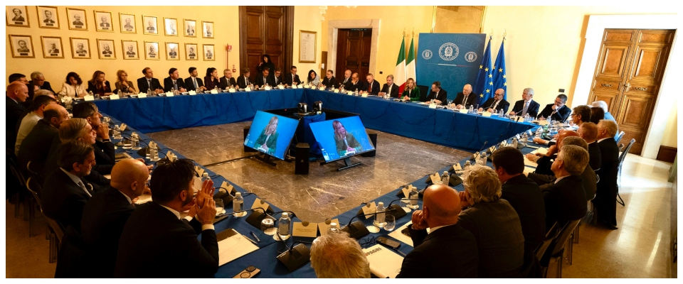 Meloni annuncia ai sindacati del G7 e della Ue il pacchetto “lavoro” e l’indennità “100 euro”