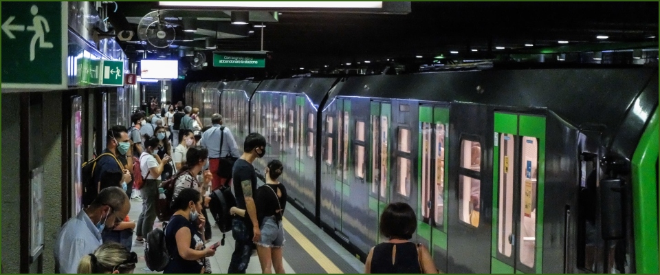 Tragedia sfiorata a Milano: spinge una ragazza sui binari della metro. 52enne arrestato per tentato omicidio