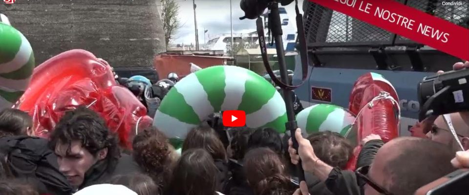G7, Napoli tensioni tra polizia e manifestanti: volevano imbarcarsi per Capri (video)