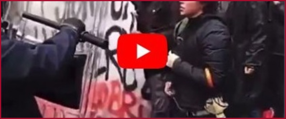 “Niente manganelli! Solo lo scudo”: l’urlo dell’agente durante gli scontri di Torino (video)