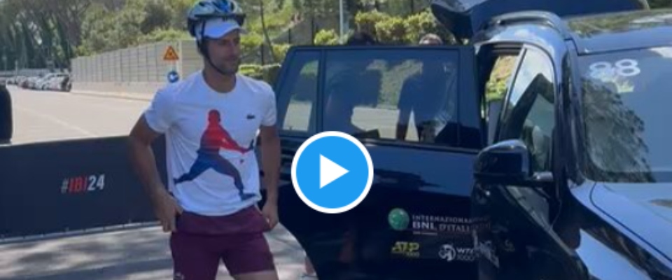 Djokovic show, l’esilarante scenetta del campione che va a firmare autografi ai tifosi col casco (video)
