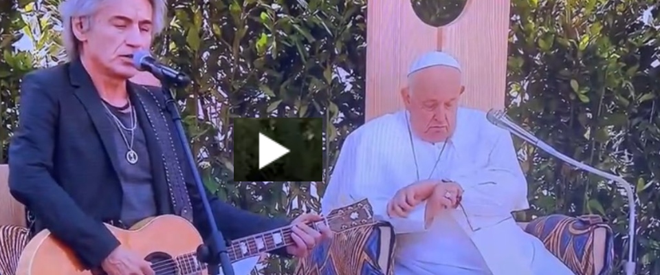 Ligabue canta “Quanto tempo abbiamo?” e il Papa guarda l’orologio: la scena è virale (video)