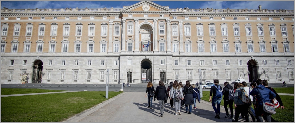 Reggia di Caserta, sfregio nella notte: vernice sulla facciata. Sangiuliano: i vandali pagheranno i danni