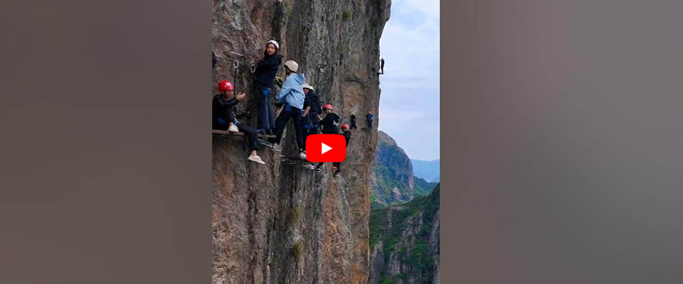 Ingorgo in cima, alpinisti bloccati in fila per ore sul bordo a strapiombo del monte Yandang (video)