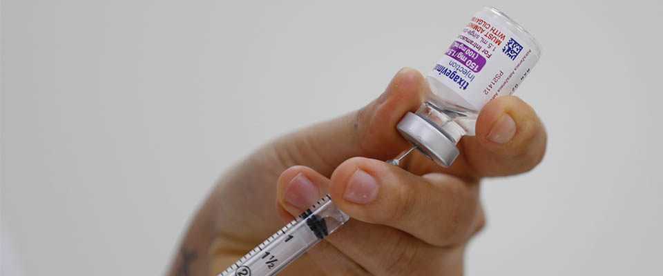 Astrazeneca ritira i suoi vaccini in tutto il mondo: da mesi si era scoperto il rischio di trombosi