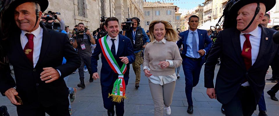 Meloni corre con i Bersaglieri, festa di orgoglio e di pace al maxi raduno di Ascoli Piceno (video)