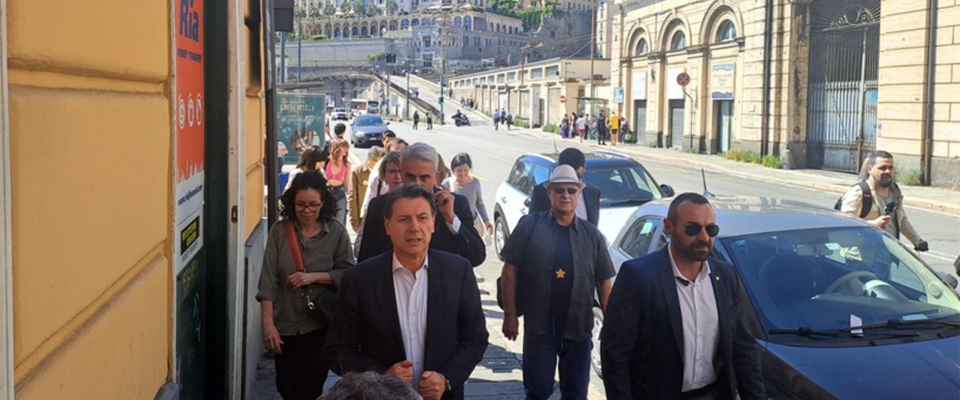 La passerella di Conte al corteo di Genova finisce malissimo: “Vai via pezzo di m…”