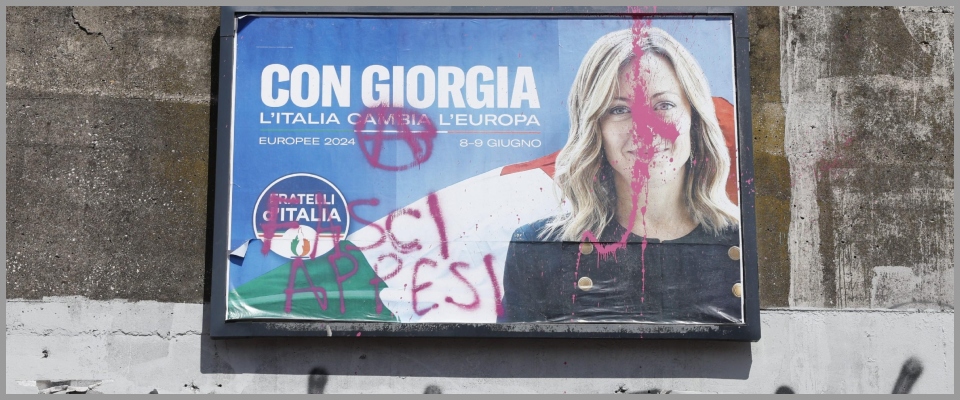 Manifesti della Meloni vandalizzati: oggi tocca ai “maranza” che sui social rilanciano insulti e intolleranza