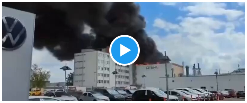 Nube tossica su Berlino: il rogo partito da una fabbrica del gruppo che produce armi per Kiev (video)