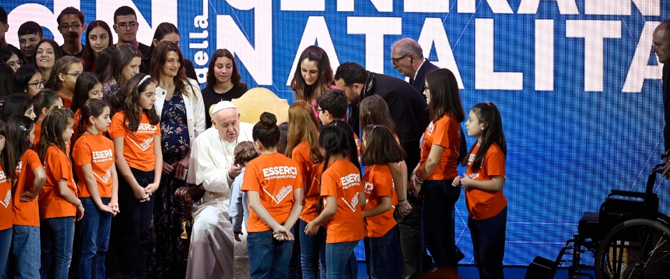Il Papa: “Una madre non deve scegliere tra figli e lavoro. Per la natalità serve lungimiranza”
