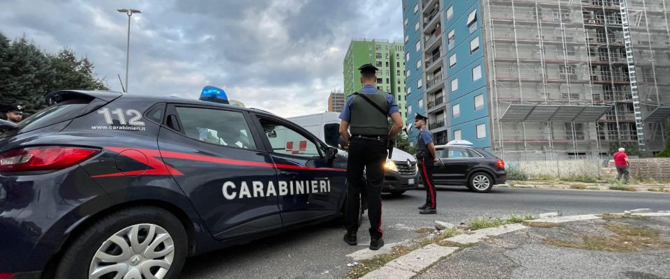 Tor Bella Monaca, prosegue la bonifica della “Caivano romana”: maxi blitz nei depositi di pusher e clan