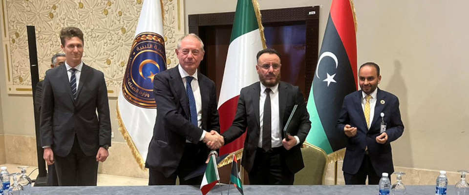 Italia Libia, intesa su energia e “green”: successo della missione di Urso a Tripoli