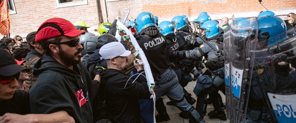 G7 a Venezia, scontri tra polizia e centri sociali: i manifestanti volevano fare rotta sul vertice