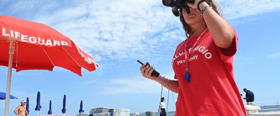 “Ombrellone selvaggio” minaccia i balneari: “Andiamo in spiaggia senza pagare, lo dice la Bolkestein” “Ombrellone selvaggio” minaccia i balneari: “Andiamo in spiaggia senza pagare, lo dice la Bolkestein”