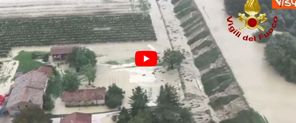 Alluvione in Emilia Romagna, le immagini aeree dei campi allagati dall’elicottero dei pompieri
