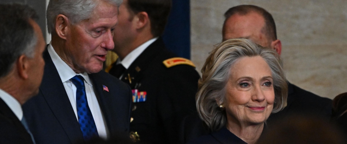 L’ira di Hillary: “Stupido. Con lui America inetta e debole”. Pare scritto per il marito Bill Clinton ma ce l’ha con Trump