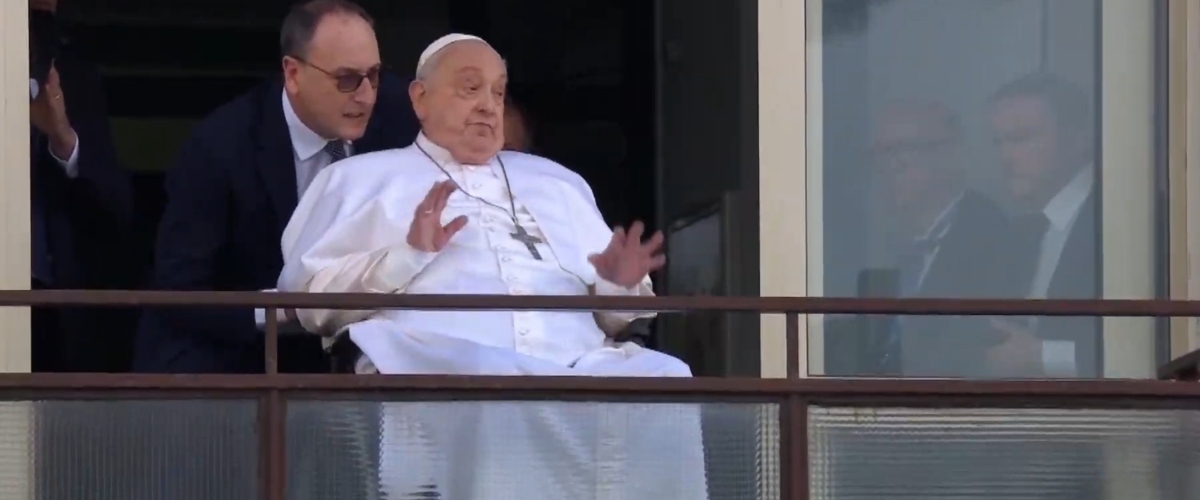 Papa Francesco si affaccia dalla finestra del Gemelli. Segui la diretta (video)