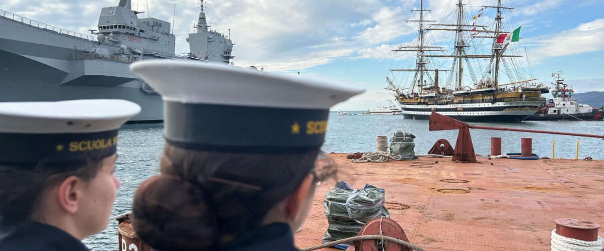 Amerigo Vespucci a Trieste accompagnata dalle Frecce tricolori: spettacolare rientro in Italia (video) da secoloditalia.it Amerigo Vespucci a Trieste accompagnata dalle Frecce tricolori: spettacolare rientro in Italia (video)