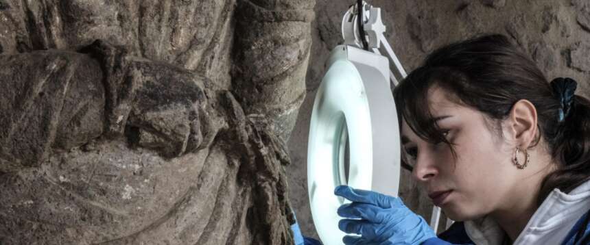 Pompei ultimo atto, emergono i resti di una famiglia che tentava di salvarsi: il letto davanti alla porta per proteggersi dall’eruzione