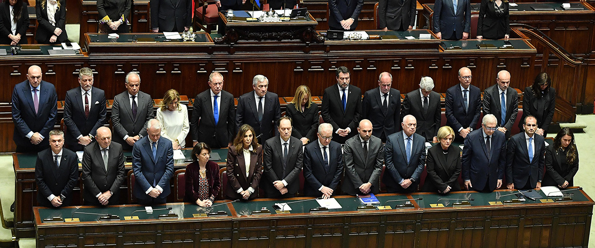 Francesco ricordato alla Camera, Schlein e Conte ne approfittano per attaccare il governo. Meloni: “Bergoglio regalava gioia”