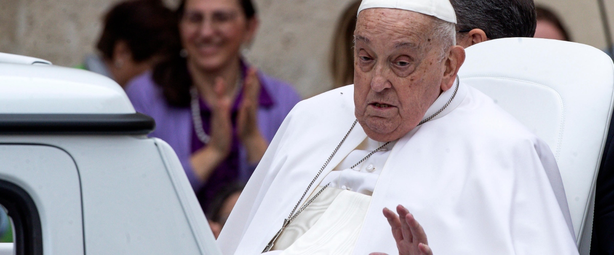 Il Papa è morto per emorragia cerebrale. Gli esperti: forse è stata fatale la rinuncia ai naselli per l’ossigeno