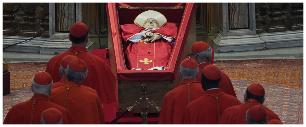 Lunga fila di fedeli per l’omaggio Francesco: alla traslazione presenti 80 cardinali sui 133 del Conclave