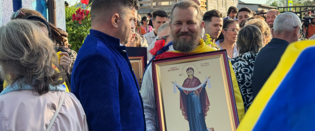 Romania al voto: George Simion al seggio tra applausi, bandiere e la speranza di una svolta a destra