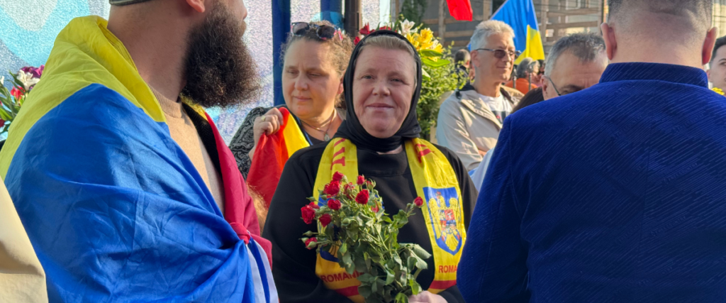 Romania al voto: George Simion al seggio tra applausi, bandiere e la speranza di una svolta a destra