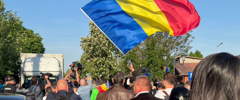 Romania al voto: George Simion al seggio tra applausi, bandiere e la speranza di una svolta a destra