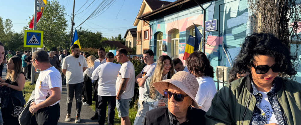 Romania al voto: George Simion al seggio tra applausi, bandiere e la speranza di una svolta a destra
