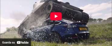Il veterano sulla Tesla con un carro armato, il video è virale