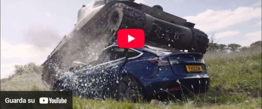 Il veterano sulla Tesla con un carro armato, il video è virale Il veterano sulla Tesla con un carro armato, il video è virale