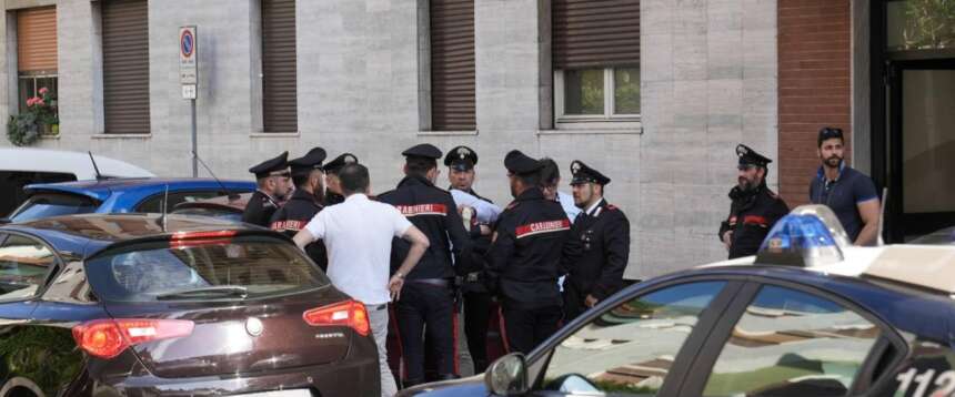 Trovata morta con un coltello nella schiena, l’ex si consegna ai carabinieri: “Io non c’entro niente” Trovata morta con un coltello nella schiena, l’ex si consegna ai carabinieri: “Io non c’entro niente”