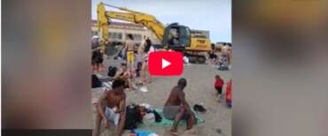 Ostia, ruspa in spiaggia mentre i bagnanti sono stesi sui teli. FdI: «Gravissimo, è un rischio per i cittadini» (video)
