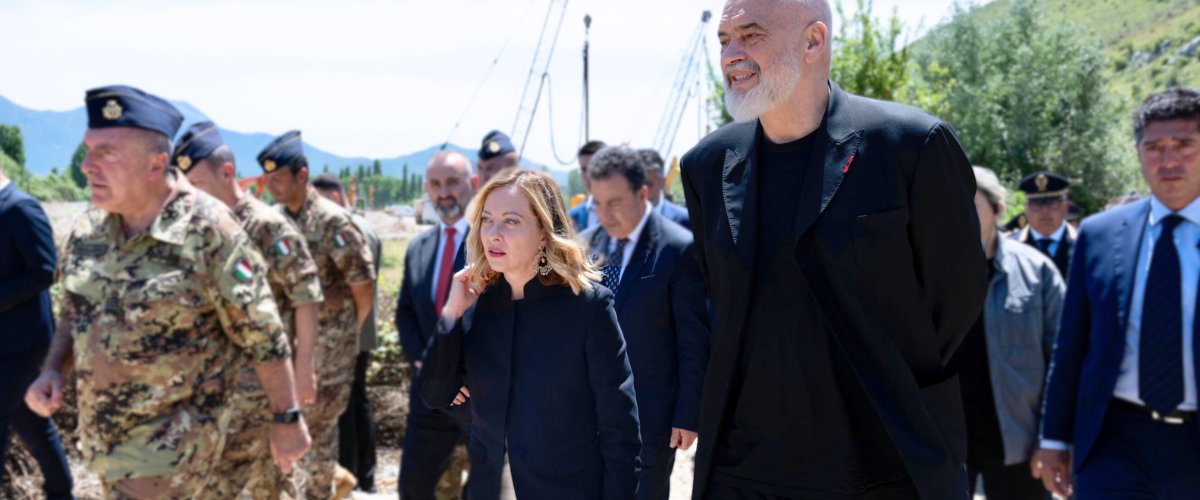 Migranti, la Ue dà ragione a Meloni: stretta sugli asili nei Paesi terzi “sicuri”, più facili i rimpatri Migranti, la Ue dà ragione a Meloni: stretta sugli asili nei Paesi terzi “sicuri”, più facili i rimpatri