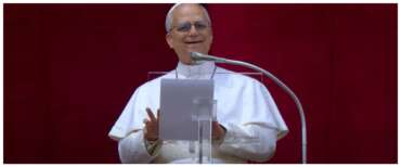 Centocinquantamila fedeli a San Pietro per il primo Regina Coeli di Papa Leone (segui la diretta)