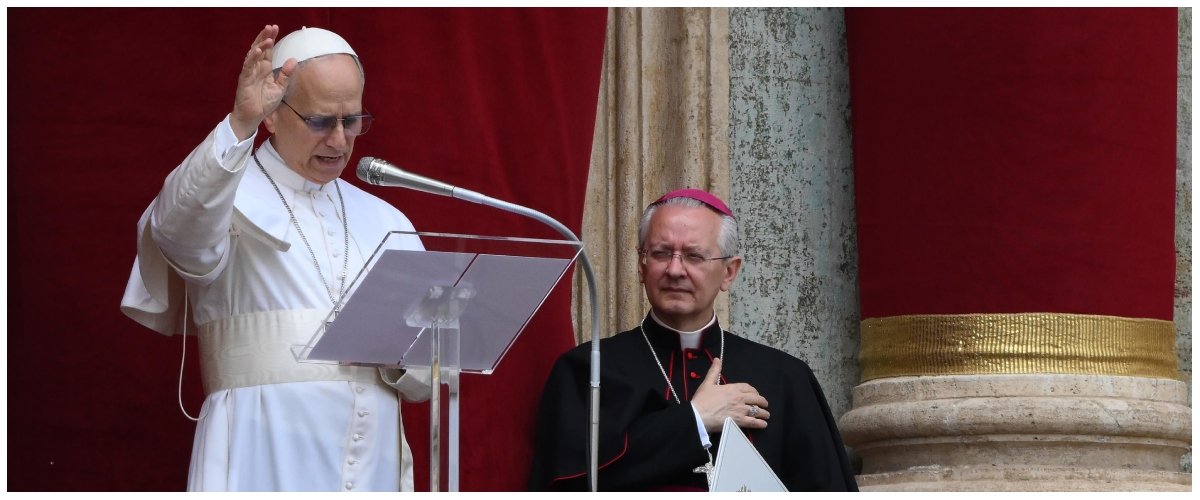 Leone fa rima con tradizione: “Famiglia è l’unione tra uomo e donna”, “Niente selfie sono il Papa” Leone fa rima con tradizione: “Famiglia è l’unione tra uomo e donna”, “Niente selfie sono il Papa”