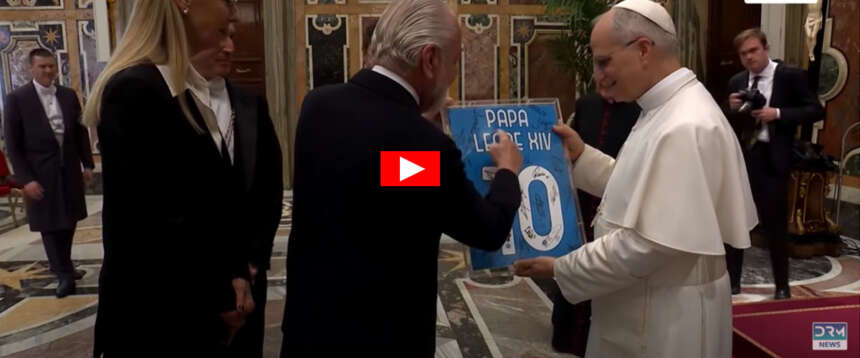 Papa Leone XIV “benedice” il Napoli scudettato e ringrazia la signora Rosa, la sua cuoca partenopea tifosa degli azzurri… Papa Leone XIV “benedice” il Napoli scudettato e ringrazia la signora Rosa, la sua cuoca partenopea tifosa degli azzurri…