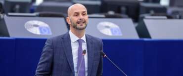 Procaccini smaschera Macron: «Nel 2024 la Francia ha aumentato le importazioni di gas liquido da Mosca dell’81%»