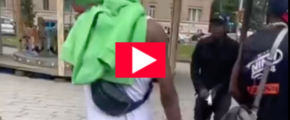 bologna rissa tra stranieri in piazza xx settembre uno tira fuori una pistola e il filmato diventa virale video