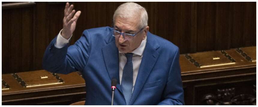 Foti smonta le fake news sul Pnrr: “Neanche un euro dirottato per spese militari. Il piano va avanti e non è stato stravolto” Foti smonta le fake news sul Pnrr: “Neanche un euro dirottato per spese militari. Il piano va avanti e non è stato stravolto”